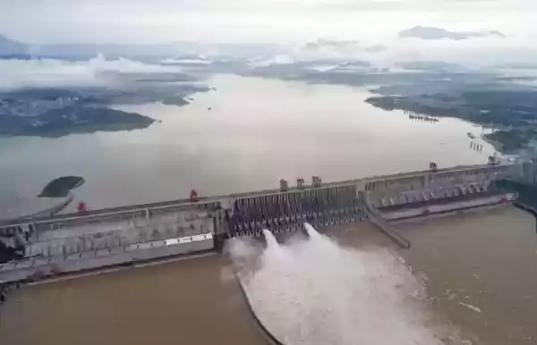 China Meledakkan Sebuah Bendungan Untuk Melepaskan Gelombang Air 