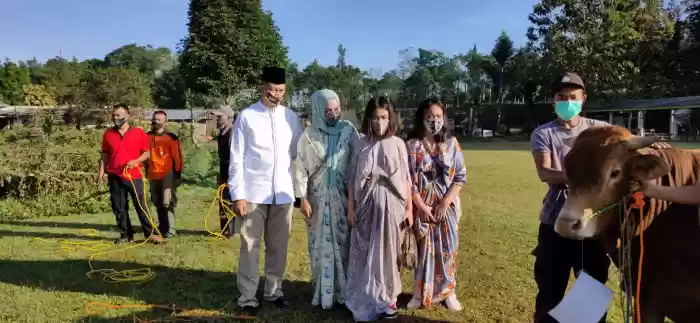 Kasetukpa Lemdiklat Polri Mardiaz dan Keluarga Sholat Idul Adha dan Serahkan Hewan Qurban