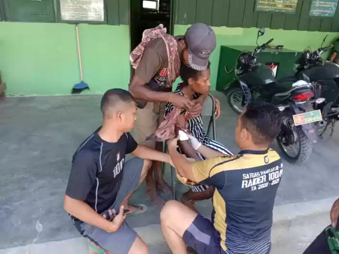 Respon Cepat Satgas Raider 100 Obati Luka Bacok di Tangan Ibu Sande 