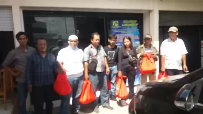 Alumni Angkatan 1991 Bagi Sembako Pada Wartawan Belawan
