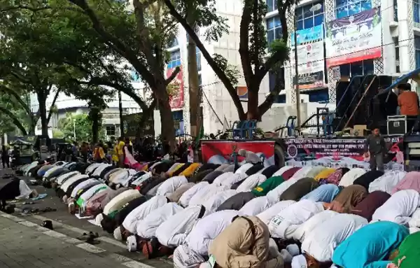 Para Pendemo Tolak Perubahan RUU HIP,  Shalat Tak di Lupakan