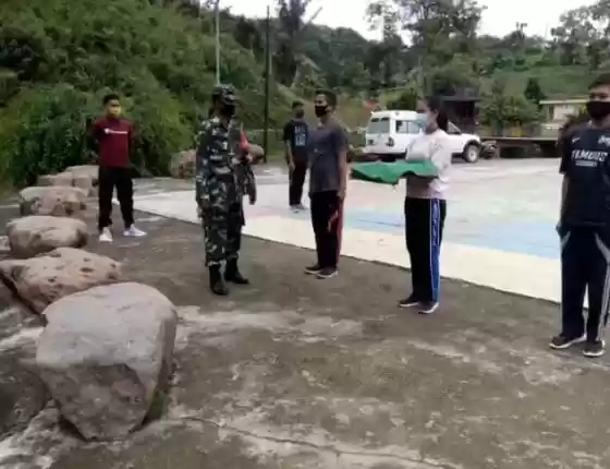 Jelang HUT RI ke 75, Babinsa Koramil 13/Pyb Kodim 0212/TS Latih Pengibar Bendera