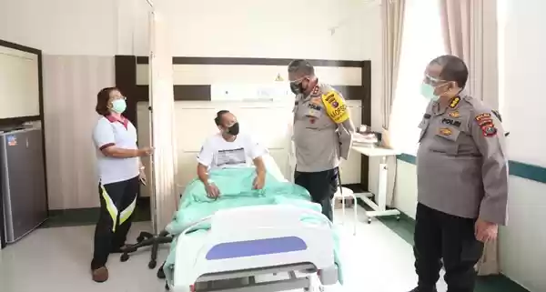 Kapolda Sumut Jenguk dan Berikan Tali Asih  2 Personil Polisi Korban Penganiayaan