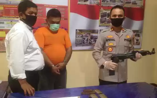 Miliki AK-47, Kuli Bangunan Ini Diciduk Polisi