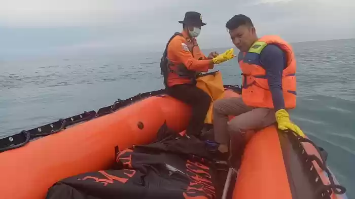 Remaja Hilang Digulung Ombak Saat Berswafoto, Tim Sar Temukan Dalam Keadaan Meninggal Dunia