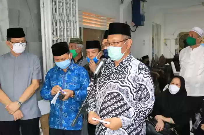 Sampaikan Rasa Duka, Akhyar Melayat Ibu dari Sekda Kota Medan