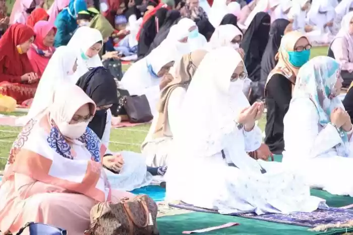 Walikota Binjai H.M.Idaham Bersama Ketua TP PKK Kota Binjai  Hj. Lisa Andriani M.Idaham Shalat Idul Adha 