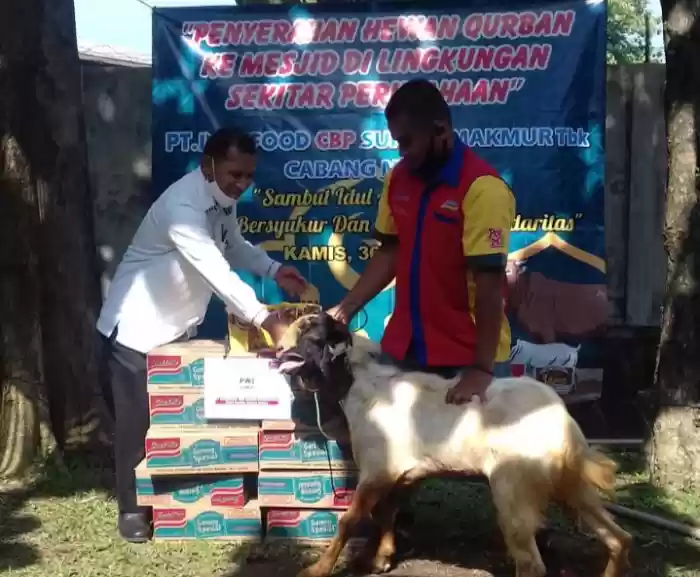 Indofood Bagikan 2 Hewan Qurban Pada PWI Sumut 