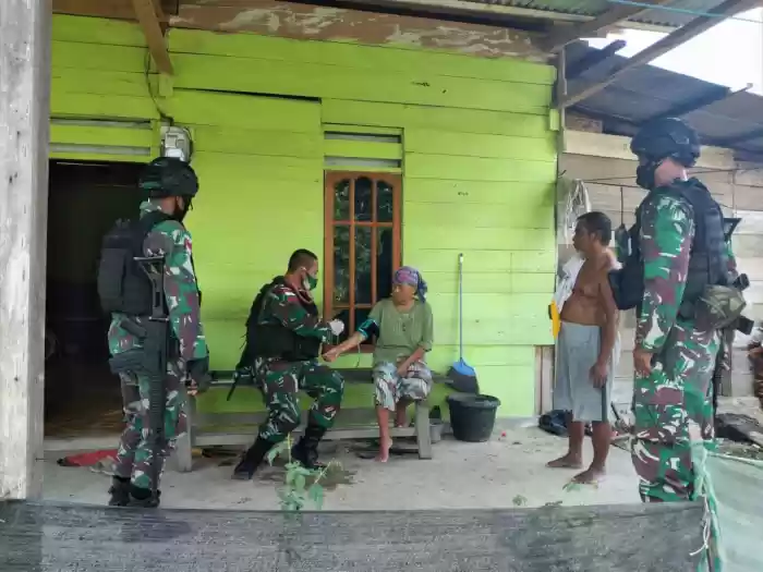 Gelar Yankes di Kp Naramben, Solusi Kesehatan Satgas Raider 100 di Tapal Batas