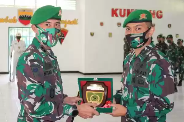 Yonif 121/MK Gelar Tradisi Korps Pelepasan Mayor Inf Indra Rukmana Pindah Tugas