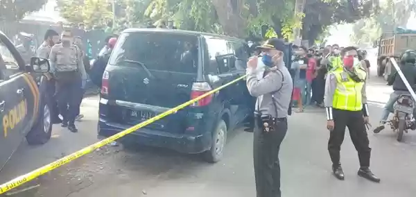 Pria Paruh Baya Ditemukan Tewas Dalam Mobil Terkunci