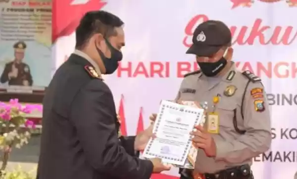 Hari Bhayangkara Ke-74, Kapolres Tebingtinggi Serahkan Penghargaan Untuk 2 Personil