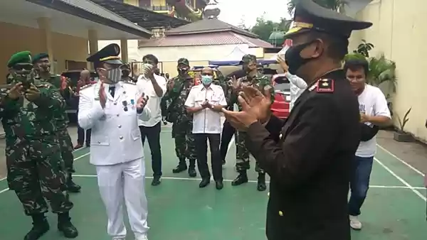 Saat HUT ke 74 Bhayangkara, Rombongan Muspika Beri Kejutan untuk Kapolsek Medan Timur dan Jajaran