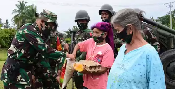 Usai Latihan, Yonarmed 2 Berbagi Kasih Dengan Sesama