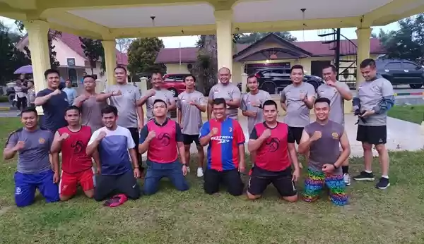Motivasi Personil Berolahraga, Kapolres Simalungun Ajak Riko Simanjuntak Main Sepak Bola Bersama
