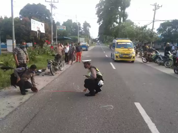 Hindari Sepeda Motor Muncul Tiba-Tiba, Truk Cold Diesel Senggol Penggendara Lainnya