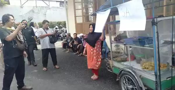 Gugat GTTP Covid-19 Siantar, Warga Gang  Demak Bawa Pecal dan Gerobak Ke Pengadilan 