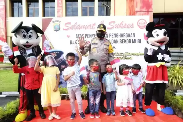 Banyak Anak-anak Berada di  Mapolda Sumut, Ada Apa?