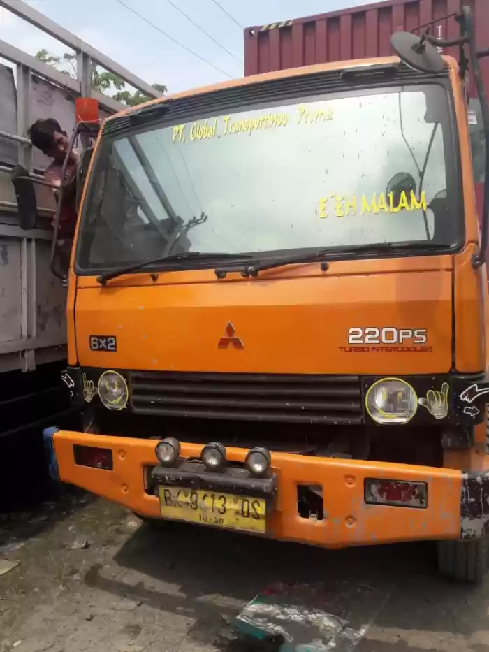 Terjatuh Usai Senggol Mobil, Wanita Muda Ini Tewas Digilas Truk