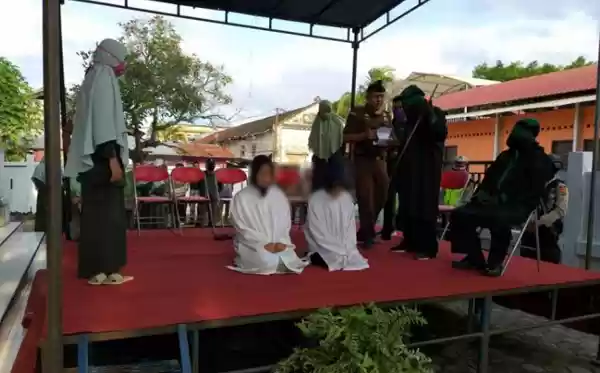 Dua Wanita Penyedia Prostitusi Online, di Cambuk 95 Kali