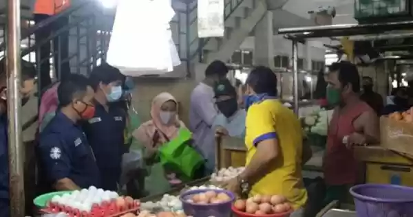 Kabarnya Pedagang Pasar Jakarta Terinfeksi Virus Ribuan Orang
