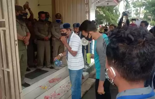 Kecewa Aksi Tak Ditanggapi, Massa GMKI Tabur Bunga di Depan Kantor DPRD Siantar