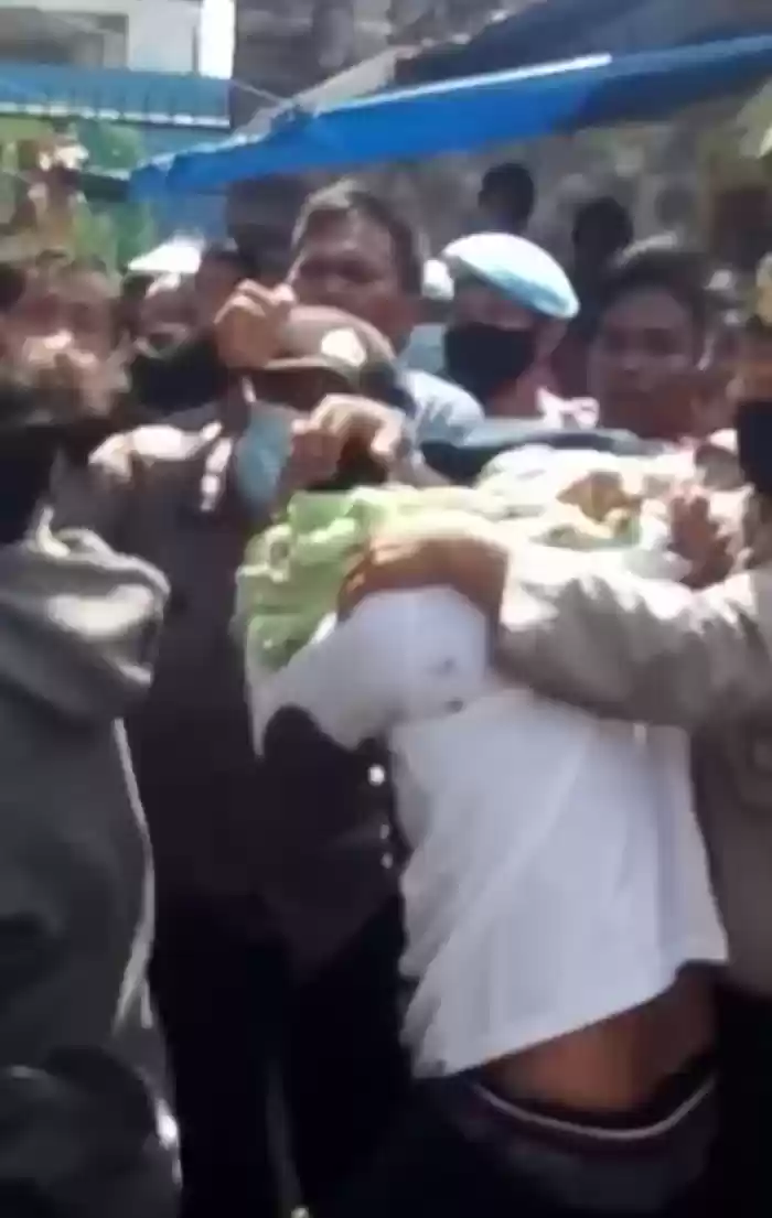Ketangkap Basah  Curi Kereta, 1 Dari 2 Pelaku Babak Belur Dihajar Massa
