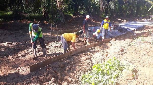 Warga Bantu Pasang Mal Jalan Konstruksi Rigid Beton