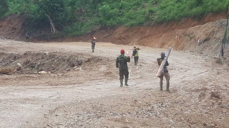 Tak Kenal Lelah Dalam Bertugas, Anggota Satgas TMMD Tetap Bekerja Di Bawah Hujan