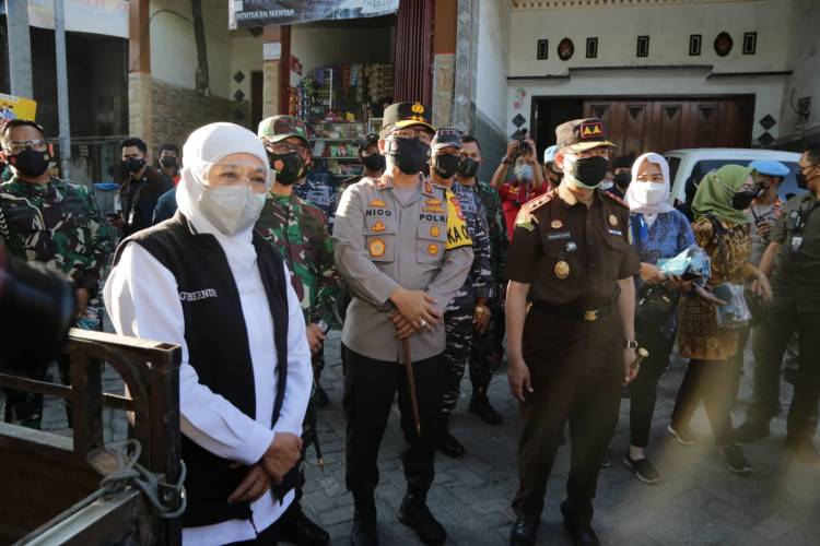 Forkopimda Jatim Berikan Bansos dan Ajak Masyarakat Bervaksin