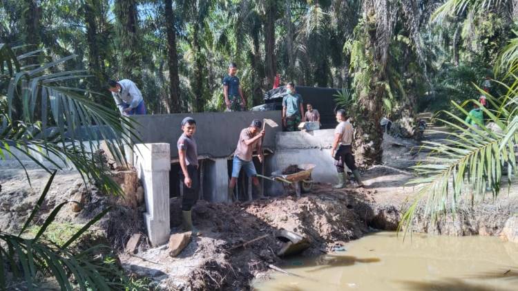 TNI dan Warga Sinergi Timbun Box Culvert