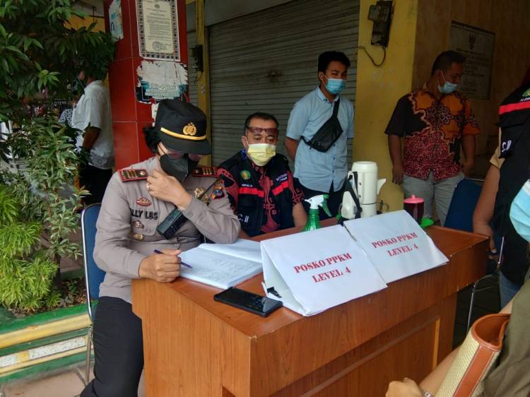 Plt Kapolsek Medan Baru Tinjau Posko PPKM Level 4 Covid-19 di Pasar Tradisional Petisah