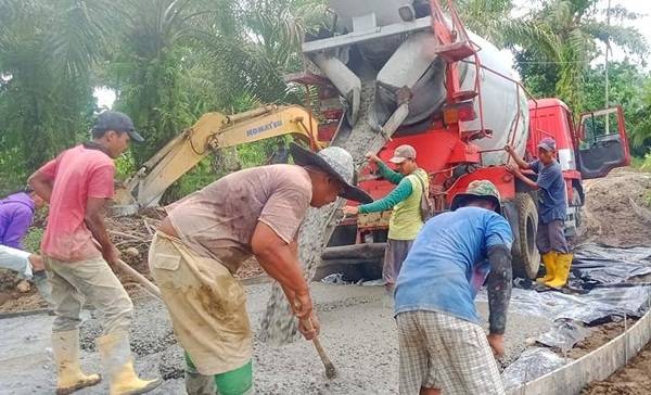 Semangat Warga Tak Kunjung Padam untuk Miliki Segera Jalan Cor Beton Karya TMMD Kodim 0204/DS