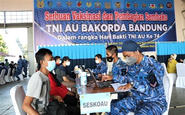 Nakes Seskoau Turut Sukseskan Serbuan Vaksinasi di Lanud Husein Sastranegara
