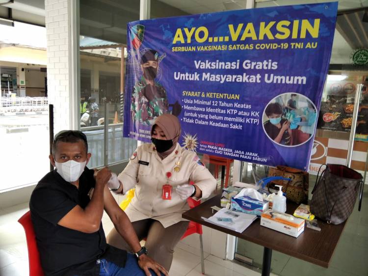 Dukung Langkah Pemerintah,  Lanud SIM Vaksinasi Masyarakat Serta Karyawan Bandara