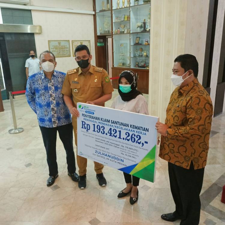 Wali Kota Medan Serahkan Klaim Santunan JKM dan JHT Kepada Ahli Waris