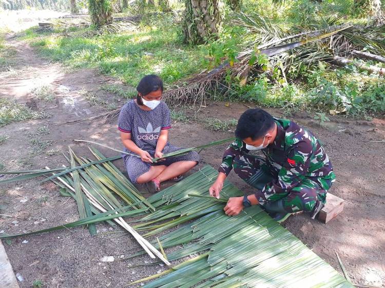 Sambangi Pengrajin Atap Nipah, Satgas TMMD 111 Kodim 0204/DS Mohon Pamit