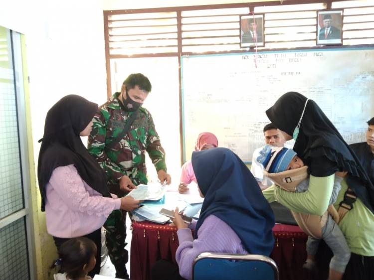 Personil Satgas TMMDN Kodim 0306/50 Kota Bantu Warga Dalam Proses Pengambilan e-KTP