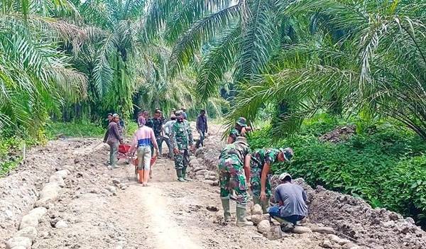 Berpacu dengan Waktu, Satgas Kodim 0204/DS Terus Siapkan Pengecoran Jalan TMMD