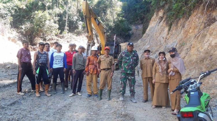 Aparat Nagari Ikut Serta Dalam Pemantauan Pembangunan Jalan Ke Nagari Maek