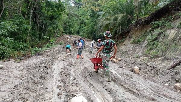 Meter Demi Meter, Jalan Berlumpur Berhasil Dilapis dengan Pasir dan Batu
