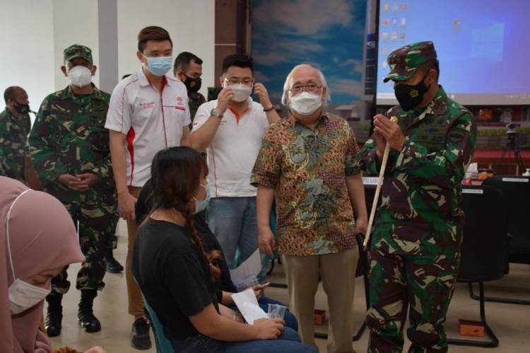 Pangdam I/BB Hibur Masyarakat Saat Proses Vaksinasi di Kantor Walubi
