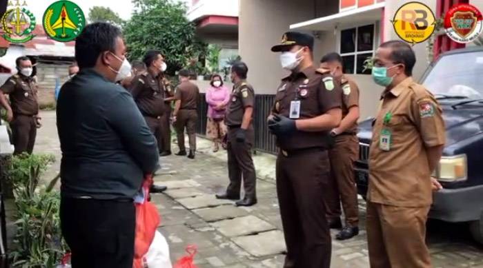 Sambut HBA, Kejari Karo Bagikan Sembako Kepada Nakes dan Masyarakat Terdampak Covid-19