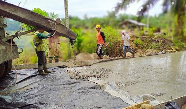 Kerja Cerdas Satgas Kodim 0204/DS Gunakan Plastik Sebagai Lantai Dasar Pengecoran Jalan TMMD