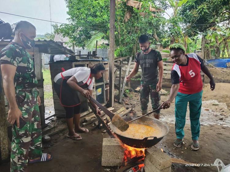 TNI Ajarkan Mama-mama Papua Mengolah Daging Sapi Menjadi Makanan Rendang Khas Minang