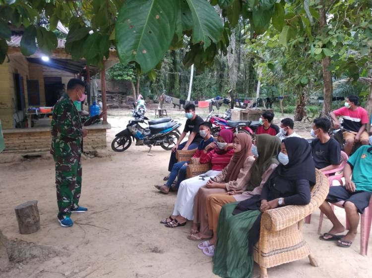 Isi Waktu Luang, Anggota Satgas TMMD Berikan Penyuluhan Tentang Narkoba Kepada Warga