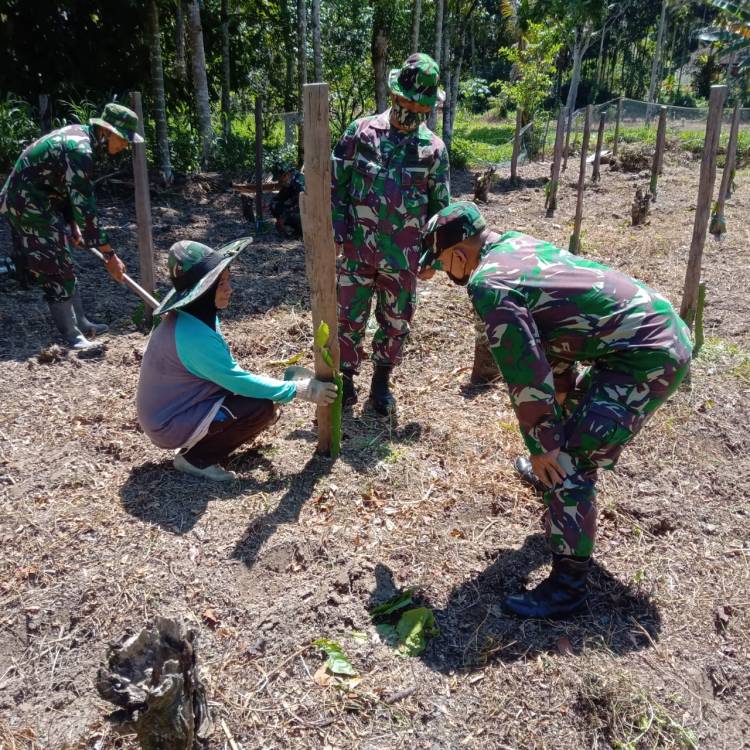 Anggota Satgas Belajar Bertani Bersama Masyarakat