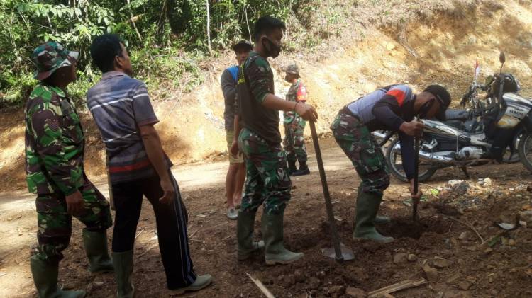 Anggota Satgas TMMD Tunjukkan Tanpa Kenal Lelah Membelah Bukit Sugak