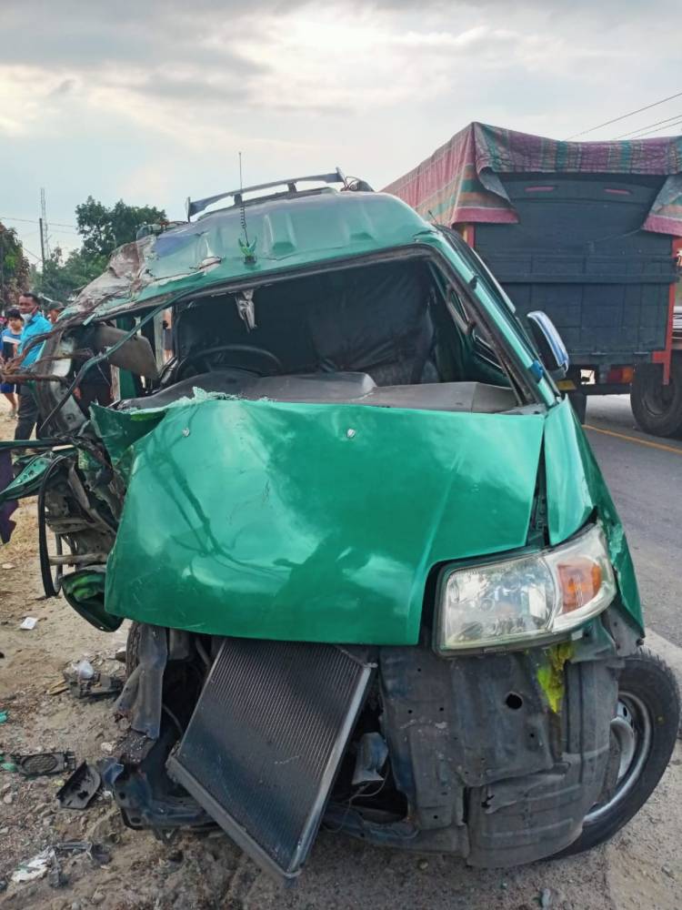 Supir Rajawali Tewas Tabrak Pohon Mahoni