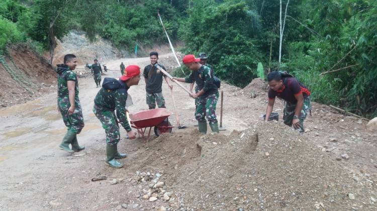 Anggota Satgas TMMD Semakin Giat Mengejar Target Di Hari-Hari Terakhir Penugasan